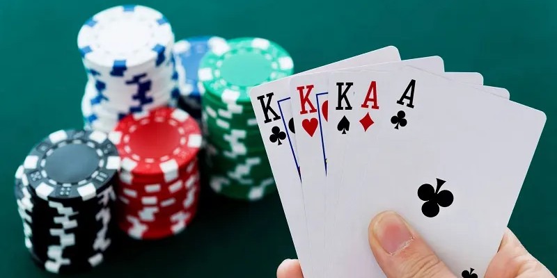 Áp dụng kinh nghiệm kiếm tiền từ game Poker thế nào mới đúng